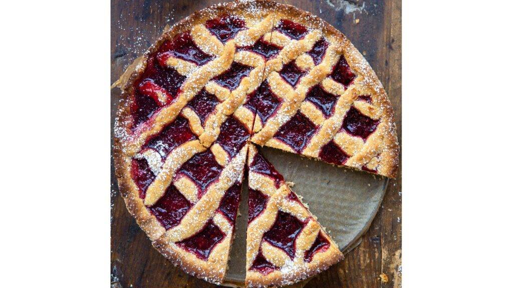 Linzer Torte je považovaná za jednu z najstarších tort na svete, ktorá pochádza z rakúskeho mesta Linec, odkiaľ získala aj svoj názov. Jej história siaha až do 17. storočia, čo ju robí nielen kulinárskym, ale aj kultúrnym pokladom. Tento tradičný koláč sa vyznačuje mandľovým cestom s výraznou vôňou škorice a klinčekov, ktoré sú dokonale vyvážené sladkou ovocnou marmeládou, najčastejšie z ríbezlí.