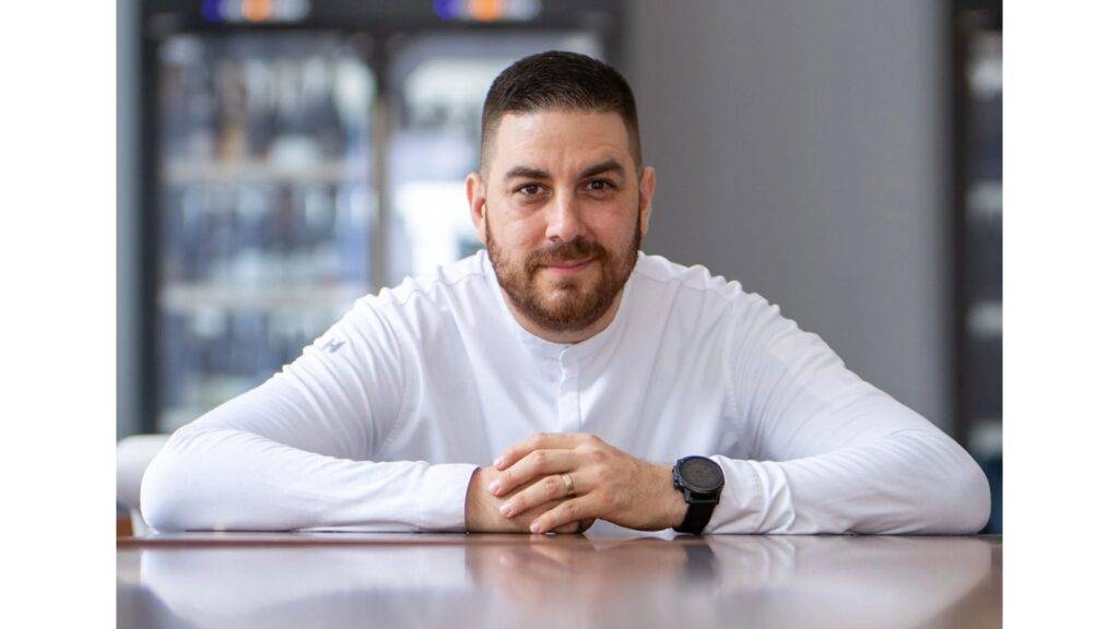 Martin Novák sa stal tvárou slovenskej gastronomickej revolúcie najmä vďaka televíznej relácii Na nože!, kde ako prísny, ale spravodlivý šéfkuchár nekompromisne odhaľuje slabiny reštaurácií po celom Slovensku. Jeho charizma, profesionalita a prirodzený rešpekt voči remeslu z neho urobili uznávanú osobnosť nielen medzi kuchármi, ale aj širokou verejnosťou. Relácia sa vďaka nemu stala viac než len televíznou zábavou – stala sa nástrojom zmeny.