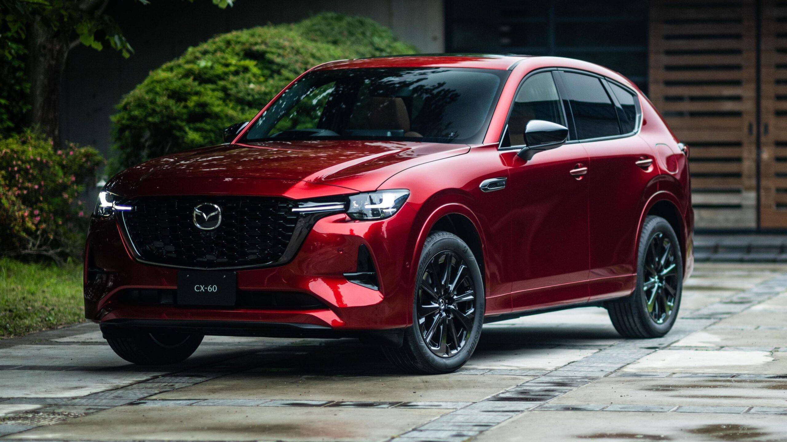 Mazda CX-60 predstavuje vstup japonskej značky do segmentu prémiových SUV, kde spája štýlový dizajn s pokročilou technológiou. Vozidlo je postavené na novej platforme s pohonom zadných alebo všetkých kolies, čo prináša lepšiu ovládateľnosť a športový zážitok z jazdy. CX-60 je navrhnuté tak, aby konkurovalo vozidlám od značiek ako BMW či Audi, a pritom si zachovalo jedinečný charakter Mazdy.
