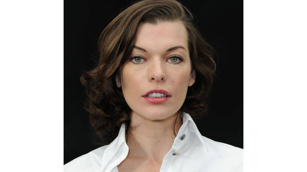Milla Jovovich je jednou z najvýraznejších osobností súčasného filmového priemyslu, ktorá sa preslávila nielen hereckým talentom, ale aj svojou jedinečnou charizmou. Jej výrazný vzhľad a schopnosť stvárniť silné a nezávislé postavy ju vyniesli medzi hviezdy akčných a sci-fi filmov, kde sa stala kultovou ikonou najmä vďaka úlohe Alice v sérii Resident Evil. Jej herecká kariéra je dôkazom, že dokáže spojiť fyzickú náročnosť s emocionálnou hĺbkou postáv.