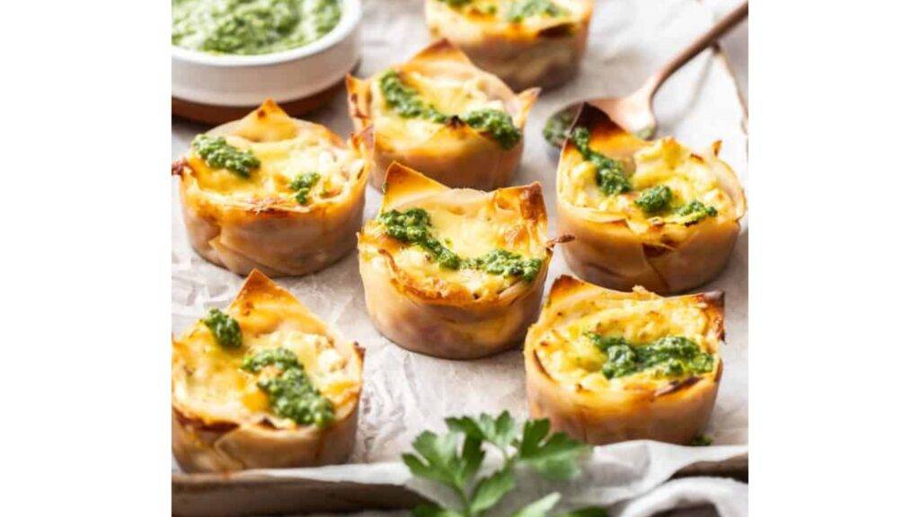 Mini quiche so špenátom a syrom je vynikajúce a ľahké predjedlo, ktoré poteší svojou bohatou chuťou a jemnou textúrou. Tento malý slaný koláčik kombinuje šťavnatý špenát s krémovým syrom, často doplnený o smotanu a vajcia, ktoré dodávajú výbornú nadýchanosť a sviežosť. Mini quiche je ideálny ako súčasť bufetových stolov, osláv alebo len tak na rýchlu chuťovku pri káve či pohári vína.
