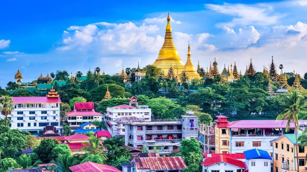 Myanmar, známy aj pod starším názvom Barma, je fascinujúcou krajinou, kde sa snúbi náboženská zbožnosť s úchvatnou architektúrou. Zlaté pagody, najmä ikonická Švedagonská pagoda v Rangúne, sú symbolom viery budhistickej väčšiny a patria medzi najposvätnejšie miesta juhovýchodnej Ázie. Ich lesk pod tropickým slnkom vytvára nezabudnuteľnú scenériu, ktorá odráža duchovnú hĺbku národa.