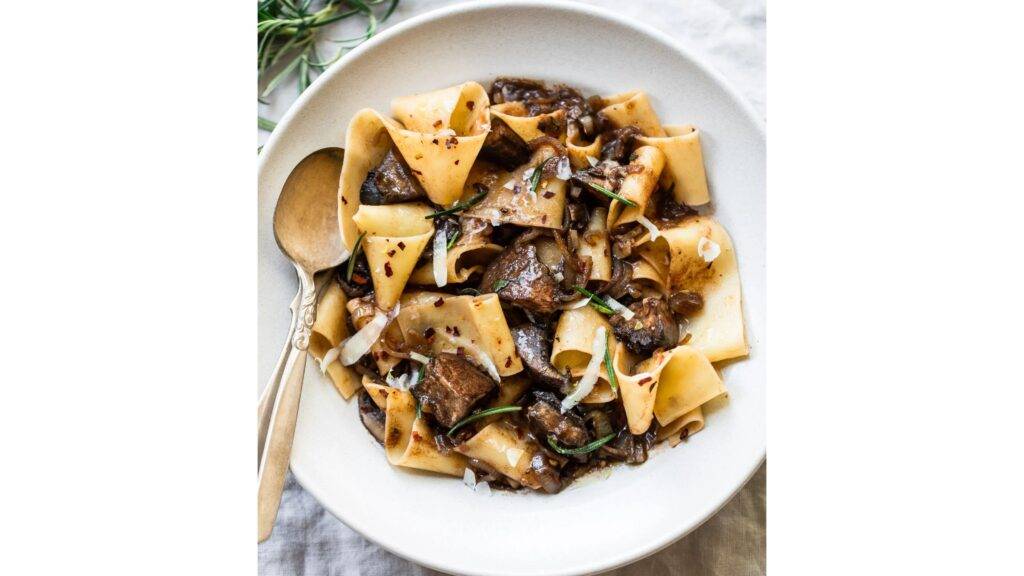 Papardelle s hríbovou omáčkou sú skvelou kombináciou, ktorá spája široké, hladké cestoviny s bohatou a aromatickou omáčkou plnou lesných húb. Hríby dodávajú jedlu zemitú a hĺbku chuti, ktorá sa perfektne dopĺňa s jemnou textúrou papardelle. Tento pokrm je skvelou voľbou pre milovníkov tradičnej talianskej kuchyne s nádychom prírody.