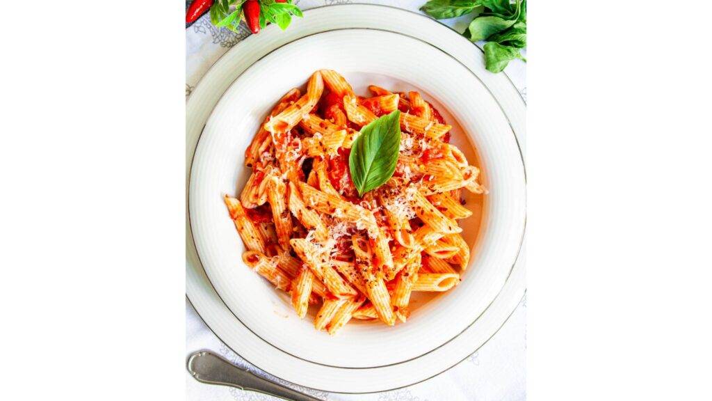 Penne all’Arrabbiata je známa talianska pasta, ktorá sa vyznačuje pikantnou a výraznou chuťou vďaka ostrému peperoncinu a cesnaku. Tento jednoduchý recept pochádza z Ríma a svojou pálivosťou dokáže skvele prebudiť chuťové poháriky.