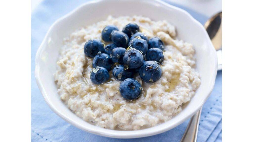 Porridge je ideálnou voľbou pre zdravé a výživné raňajky, ktoré dodajú telu energiu na celý deň. Pripravuje sa z ovsených vločiek, ktoré sú bohaté na vlákninu, vitamíny a minerály, čo prispieva k lepšiemu tráveniu a stabilizácii hladiny cukru v krvi. Navyše, porridge je veľmi variabilný pokrm – môžete si ho dochutiť čerstvým ovocím, orechmi, semienkami alebo medom podľa vlastnej chuti.