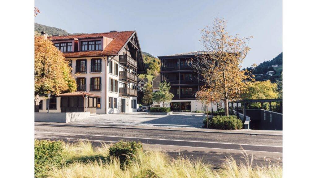 Posthotel Taube v Schruns je historický klenot v srdci Vorarlberska, ktorý už viac ako 150 rokov ponúka svojim hosťom nezabudnuteľný zážitok. Tento elegantný hotel spája tradíciu a moderný luxus v jedinečnom prostredí, ktoré je ideálne pre tých, ktorí hľadajú relaxáciu v alpskej prírode. Svoju históriu si hotel zachoval aj počas rozsiahlej renovácie, ktorá mu v roku 2023 vrátila jeho pôvodný lesk, pričom zachoval mnoho historických prvkov, ktoré dodávajú miestu nezameniteľný charakter.