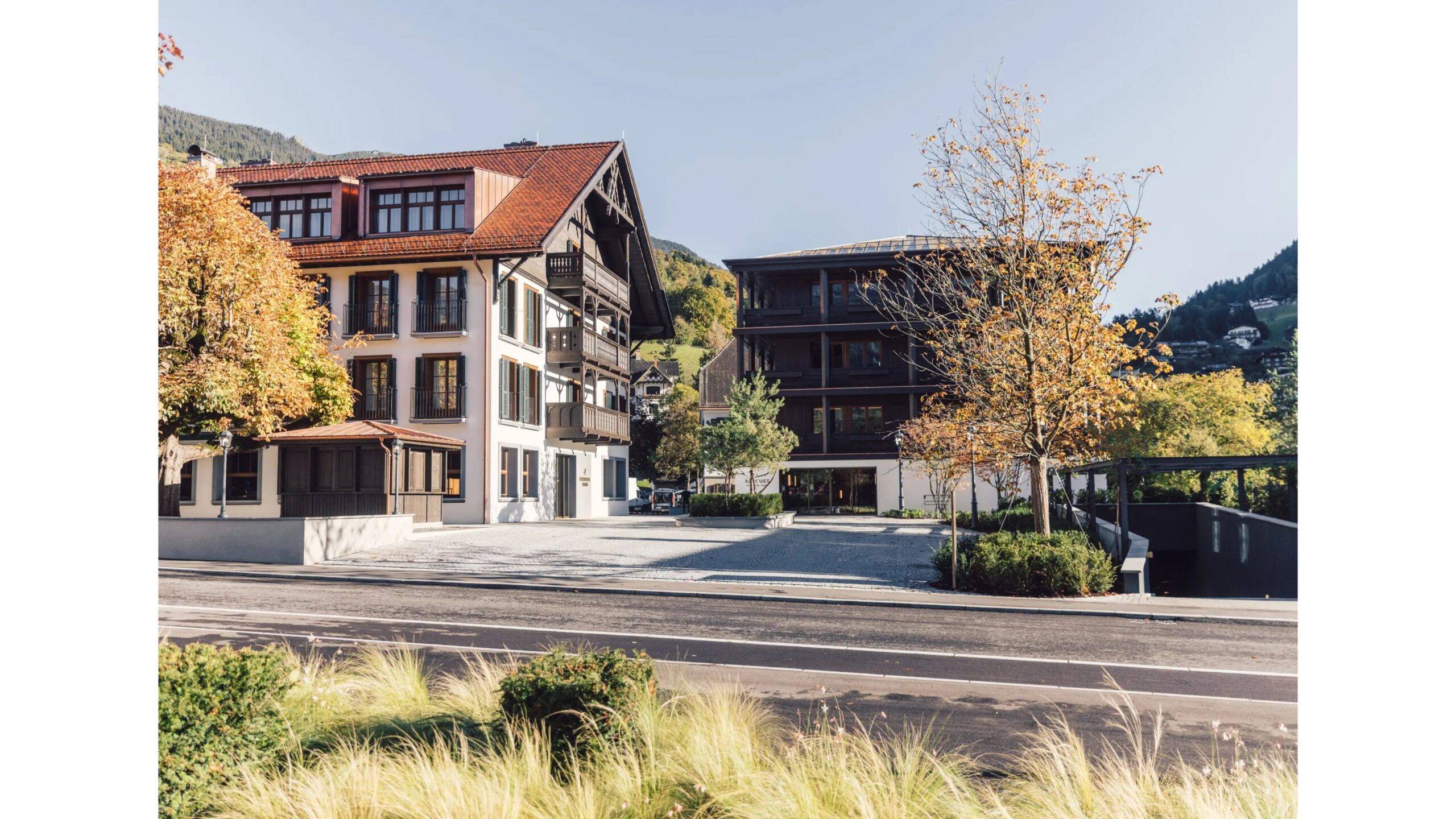 Posthotel Taube v Schruns je historický klenot v srdci Vorarlberska, ktorý už viac ako 150 rokov ponúka svojim hosťom nezabudnuteľný zážitok. Tento elegantný hotel spája tradíciu a moderný luxus v jedinečnom prostredí, ktoré je ideálne pre tých, ktorí hľadajú relaxáciu v alpskej prírode. Svoju históriu si hotel zachoval aj počas rozsiahlej renovácie, ktorá mu v roku 2023 vrátila jeho pôvodný lesk, pričom zachoval mnoho historických prvkov, ktoré dodávajú miestu nezameniteľný charakter.