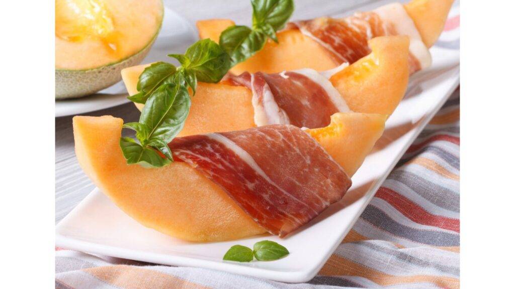 Prosciutto s melónom je tradičná talianska delikatesa, ktorá spája sladkosť šťavnatého melóna s výraznou chuťou jemne soleného prosciutta. Táto kombinácia vytvára dokonalý kontrast chutí, ktorý osvieži a zároveň poteší chuťové poháriky každého gurmána. Je to jednoduché, no zároveň elegantné predjedlo, ktoré si získalo popularitu po celom svete.