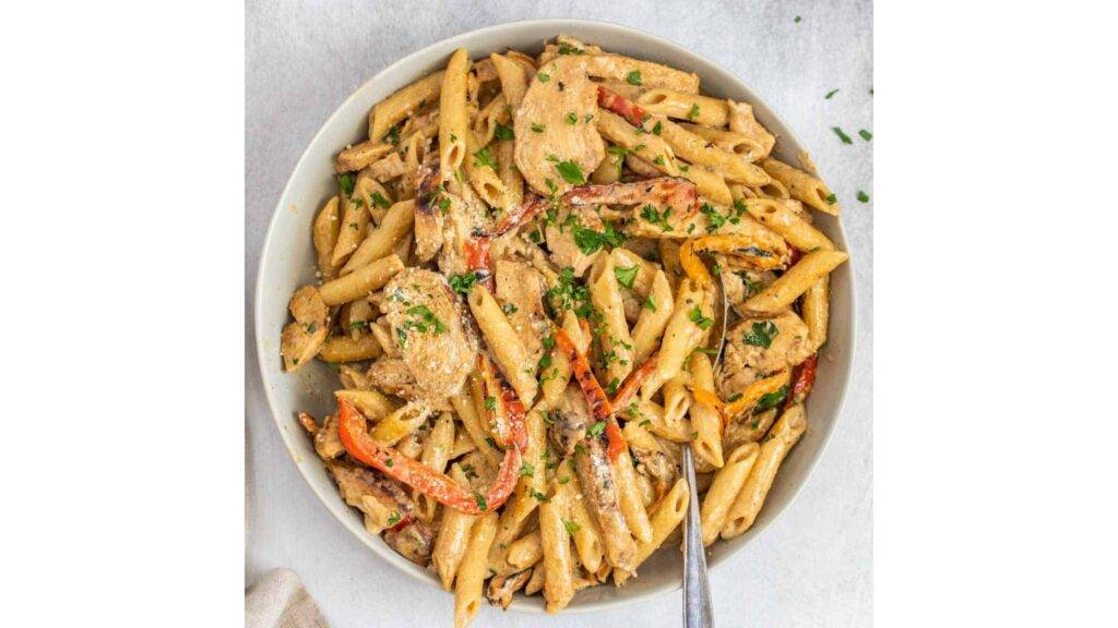 Rasta Pasta predstavuje jedinečný kulinársky zážitok, v ktorom sa stretávajú dve rozdielne kultúry – pikantná a aromatická jamajská kuchyňa a jemná, krémová talianska tradícia cestovín. Táto farebná kombinácia chutí vznikla ako odvážna fúzia, ktorá spája cestoviny so silne koreneným jerk mäsom, kokosovým mliekom a farebnou paprikou. Už pri prvom súste vynikne kontrast medzi zemitou ostrosťou Karibiku a jemnosťou Talianska.