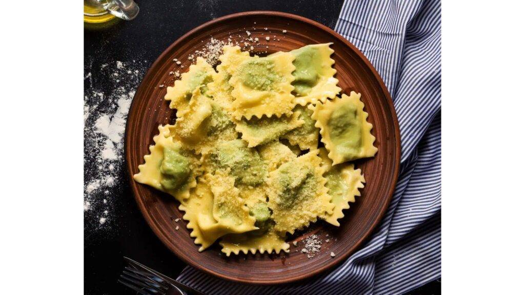 Ravioli s ricottou a špenátom sú tradičným talianskym jedlom, ktoré spája jemné cestovinové taštičky plnené krémovou ricottou a čerstvým špenátom. Táto kombinácia vytvára lahodnú a vyváženú chuť, ktorá je obľúbená po celom svete.