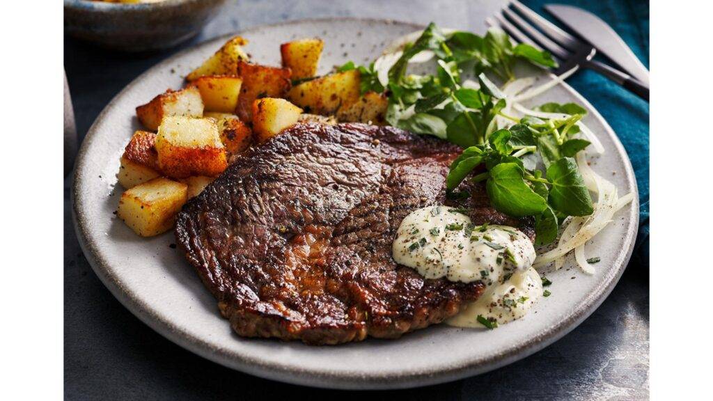 Rib-eye steak je považovaný za kráľa hovädzieho mäsa vďaka svojej výnimočnej šťavnatosti a bohatej chuti, ktorú mu dodáva výrazné mramorovanie tuku prepojeného s kvalitným svalovým tkanivom. Tento steak sa vyrezáva z rebier hovädzieho dobytka a vďaka kombinácii tuku a mäsa je ideálny na grilovanie alebo opekanie na panvici, čo zaručuje dokonale jemnú a lahodnú chuť. Rib-eye steak je obľúbený medzi gurmánmi i bežnými milovníkmi mäsa, ktorí ocenia jeho výraznú arómu a šťavnatosť.