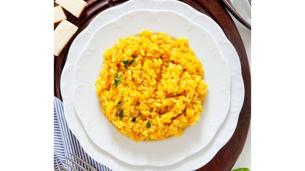 Risotto alla Milanese je ikonickým jedlom severotalianskej kuchyne, ktoré vyniká svojou zlatistou farbou a bohatou chuťou. Hlavnou ingredienciou tohto elegantného rizota je šafran – vzácne korenie, ktoré jedlu dodáva nielen charakteristický vzhľad, ale aj jemnú arómu a mierne horkastú chuť. Táto klasika pochádza z Milána a je symbolom kulinárskej jednoduchosti spojenou s luxusom.