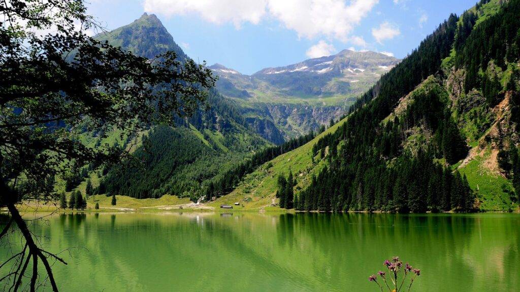 Schwarzensee je malebné horské jazero ležiace v rakúskych Alpách, ktoré láka návštevníkov svojou čistou vodou a pokojnou atmosférou. Nachádza sa v oblasti Salzburska, obklopené hustými lesmi a zelenými lúkami, čo vytvára ideálne podmienky na oddych a načerpanie energie v prírode.