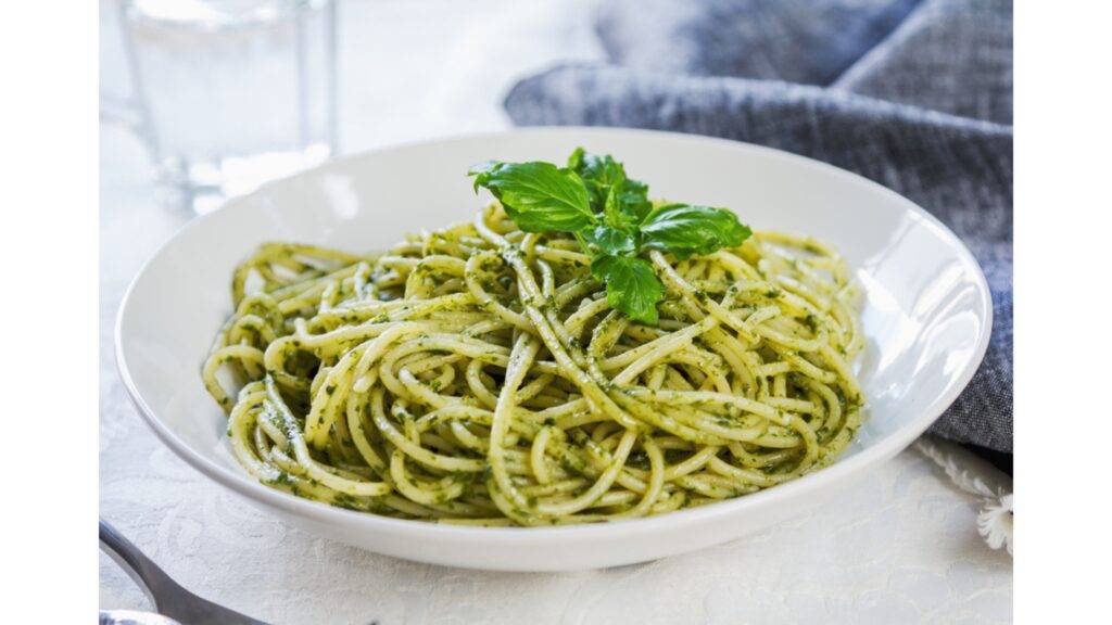 Spaghetti s Pesto Genovese predstavujú klasiku talianskej kuchyne, ktorá sa vyznačuje jednoduchosťou a intenzívnou chuťou. Táto lahodná omáčka je vyrobená zo základných, no kvalitných surovín – čerstvej bazalky, píniových orieškov, cesnaku, parmezánu a extra panenského olivového oleja. Všetky ingrediencie sa tradične rozdrvia v mažiari, čím vznikne aromatická pasta plná sviežosti a vône.