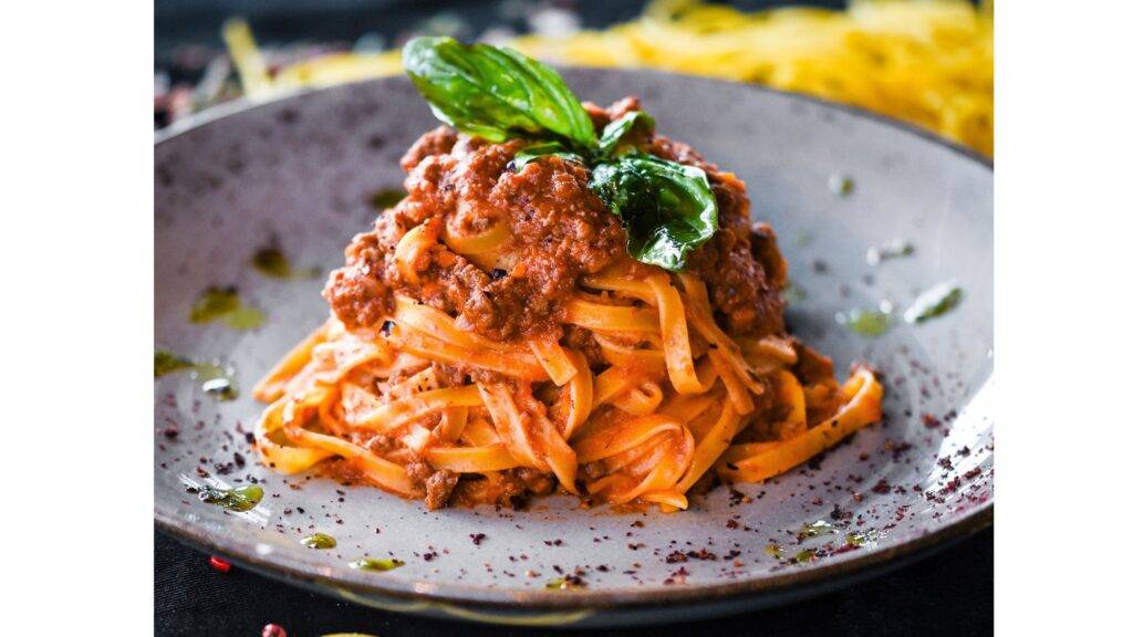 Tagliatelle al Ragù predstavujú jednu z najznámejších a najtradičnejších talianskych špecialít, ktorá pochádza z regiónu Emilia-Romagna. Táto kombinácia plochých širokých cestovín a bohatej mäsovej omáčky ragù je symbolom talianskej kuchyne a často sa podáva pri sviatočných príležitostiach či rodinných oslavách.