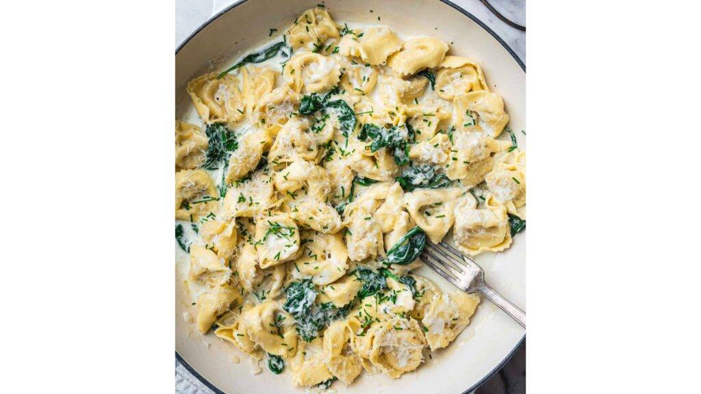 Tortellini so šunkou a smotanou sú lahodným príkladom bohatej talianskej kuchyne, ktorá spája jednoduché suroviny do krémového a sýteho jedla. Jemné plnené cestoviny tortellini sa výborne hodia k lahodnej smotanovej omáčke, ktorá v spojení so šunkou vytvára harmonickú chuťovú symfóniu.