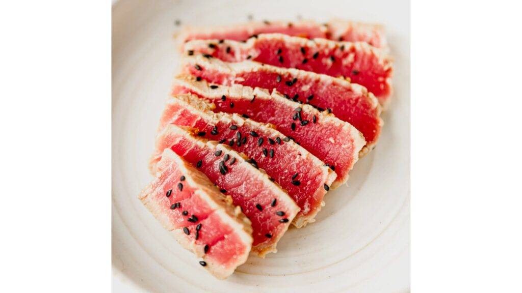 Tuniakový steak je lahodná pochúťka z mora, ktorá vyniká svojou pevnú, no zároveň jemnou textúrou a bohatou chuťou, ktorá osloví všetkých milovníkov rýb. Tento steak pochádza z mäsa tuniaka, ktoré je ideálne na rýchle grilovanie alebo krátke opekanie na panvici, aby zostalo mäso šťavnaté a zachovalo si prirodzenú chuť mora. Vďaka svojej výživovej hodnote a nízkemu obsahu tuku je tuniakový steak zároveň zdravou a vyváženou voľbou pre každého, kto dbá na kvalitu stravy.