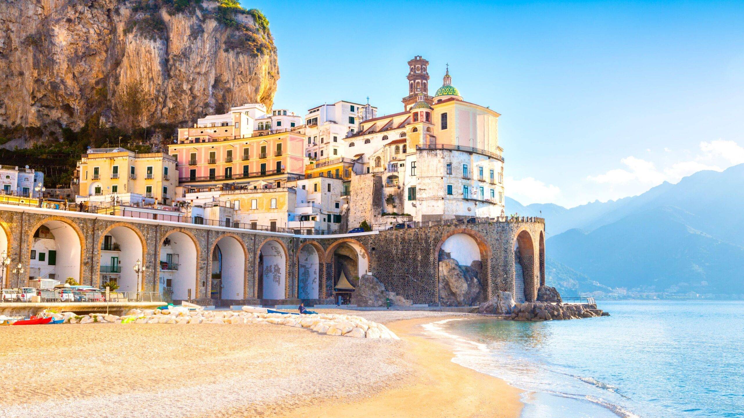 Amalfi je jedno z najkrajších miest na talianskom pobreží, ktoré sa nachádza na slávnej Amalfianskej riviére. Toto malebné mesto je známe svojimi strmými útesmi, farebnými domami a úzkymi uličkami, ktoré lákajú návštevníkov z celého sveta. Amalfi ponúka dokonalú kombináciu prírodnej krásy a historickej atmosféry, kde sa stretáva stredomorské slnko, azúrové more a stredoveká architektúra.