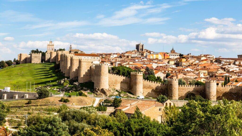 Ávila, nachádzajúca sa v srdci Španielska, patrí medzi najzachovalejšie stredoveké mestá Európy. Jej monumentálne hradby zo 11. storočia, ktoré obkolesujú celé historické centrum, ponúkajú neopakovateľnú atmosféru návratu v čase. Prechádzka po hradbách poskytuje nádherné výhľady na mesto aj okolitú krajinu Kastílie a Leónu a zároveň pripomína dôležitú obrannú úlohu Ávily v minulosti.