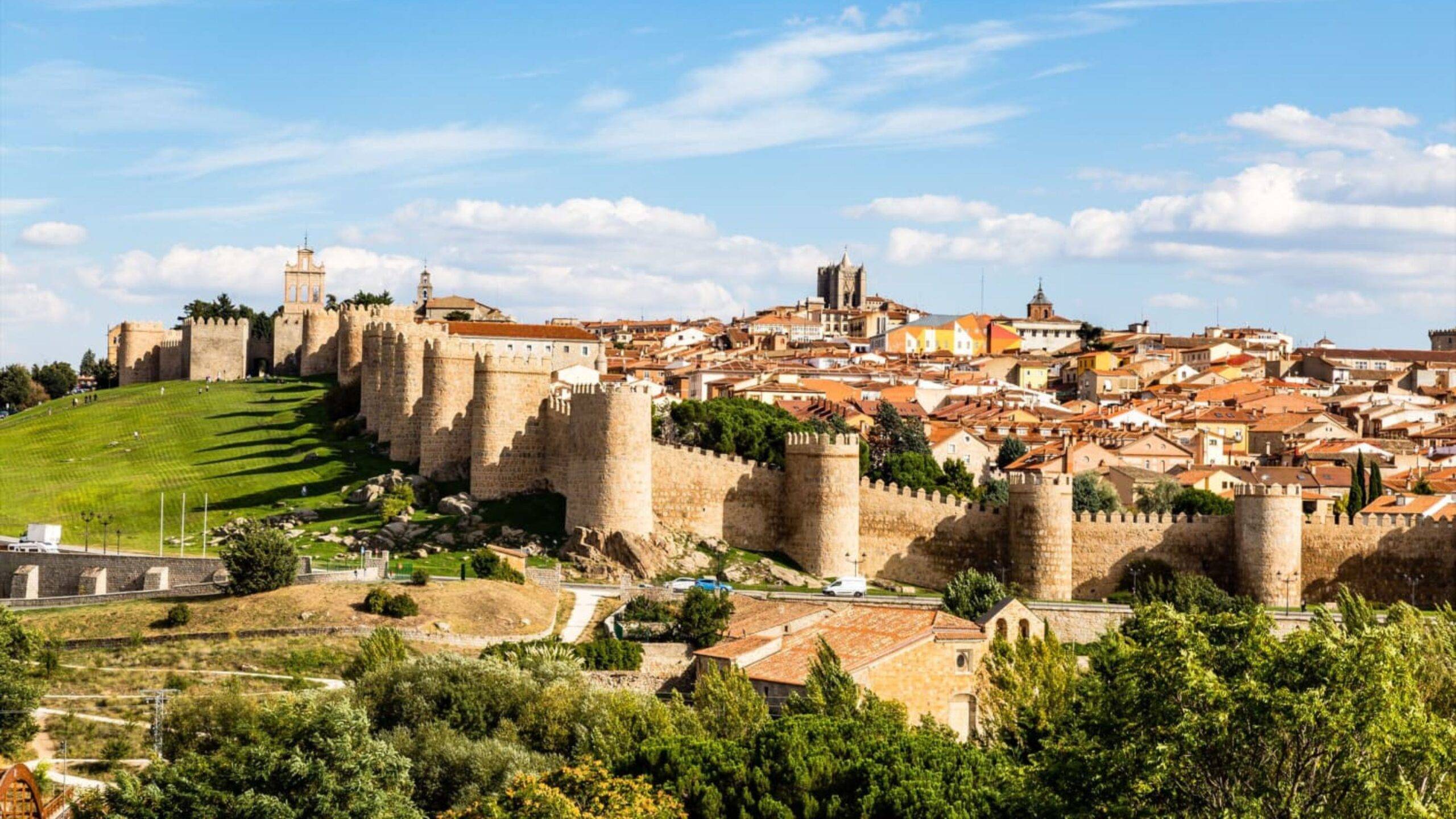 Ávila, nachádzajúca sa v srdci Španielska, patrí medzi najzachovalejšie stredoveké mestá Európy. Jej monumentálne hradby zo 11. storočia, ktoré obkolesujú celé historické centrum, ponúkajú neopakovateľnú atmosféru návratu v čase. Prechádzka po hradbách poskytuje nádherné výhľady na mesto aj okolitú krajinu Kastílie a Leónu a zároveň pripomína dôležitú obrannú úlohu Ávily v minulosti.