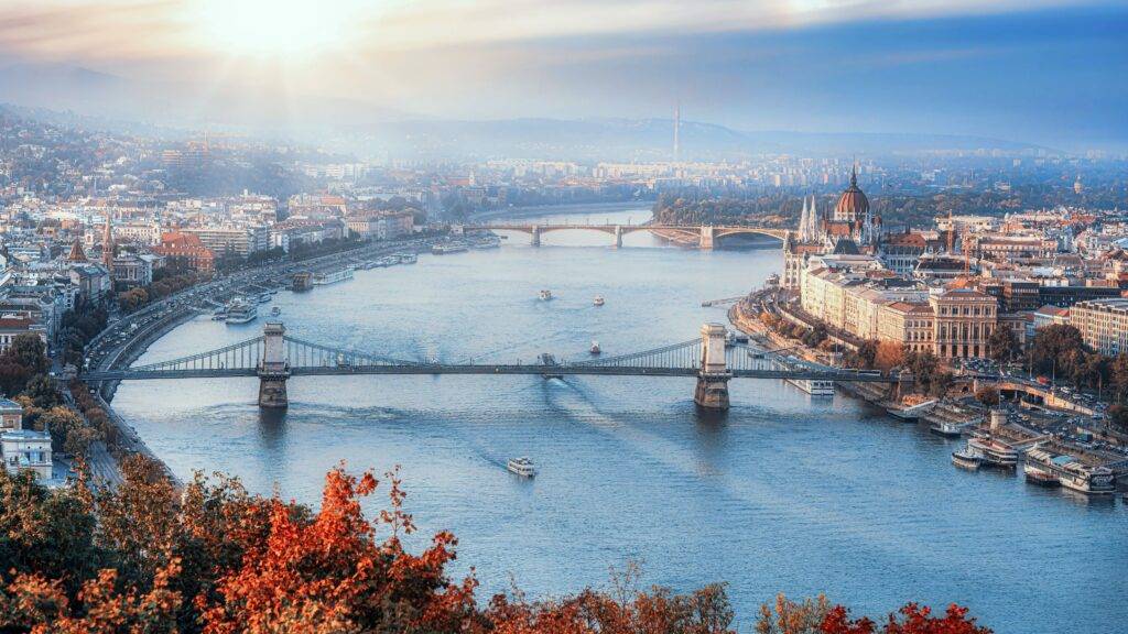 Budapešť, často nazývaná Kráľovná na Dunaji, je jedno z najkrajších miest v Európe, kde sa stretáva bohatá história s modernou kultúrou. Mesto je rozdelené na dve časti – historický Buda s kopcami a hradmi a živú Pešť s rušnými ulicami a významnými pamiatkami.