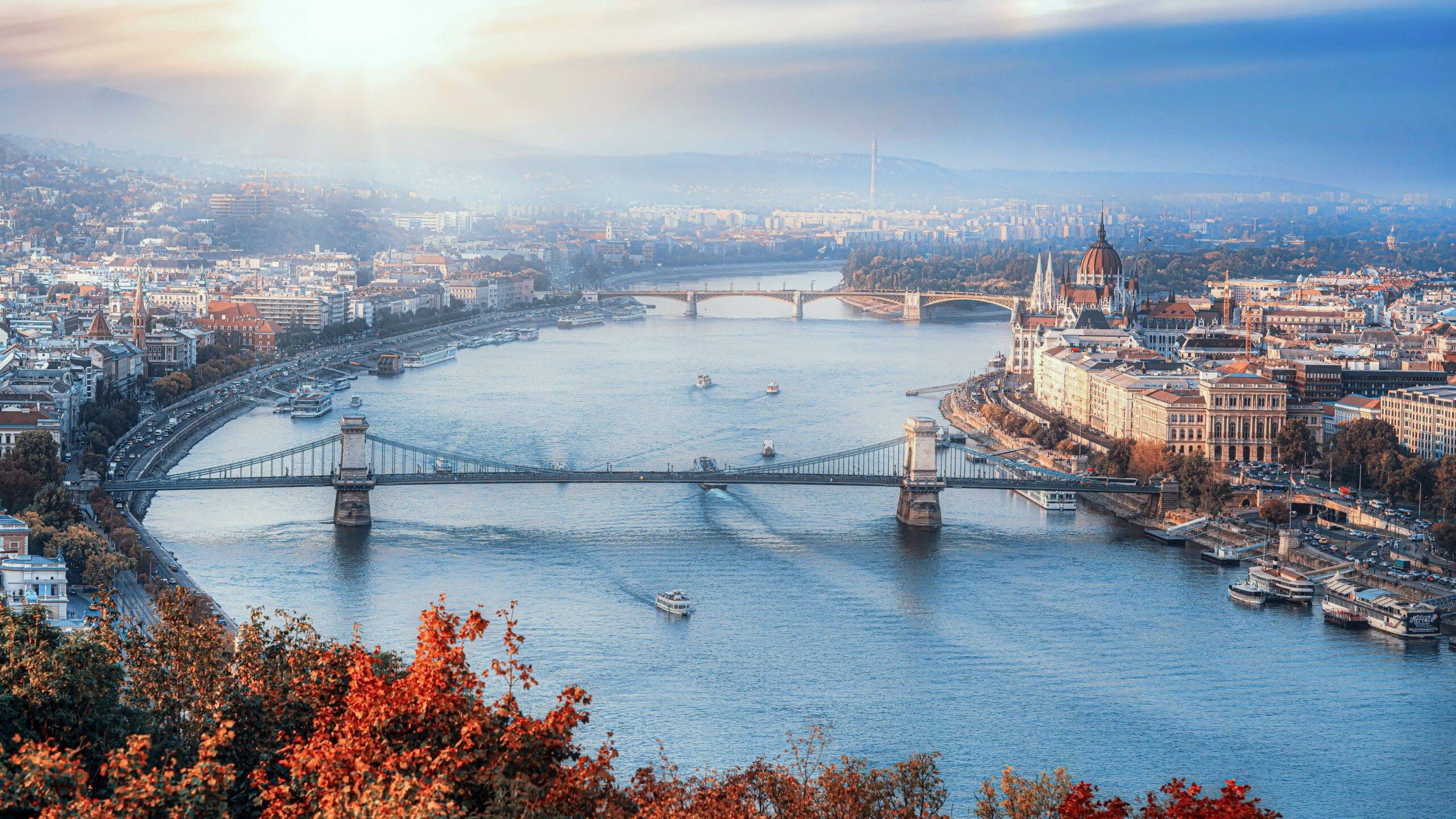 Budapešť, často nazývaná Kráľovná na Dunaji, je jedno z najkrajších miest v Európe, kde sa stretáva bohatá história s modernou kultúrou. Mesto je rozdelené na dve časti – historický Buda s kopcami a hradmi a živú Pešť s rušnými ulicami a významnými pamiatkami.
