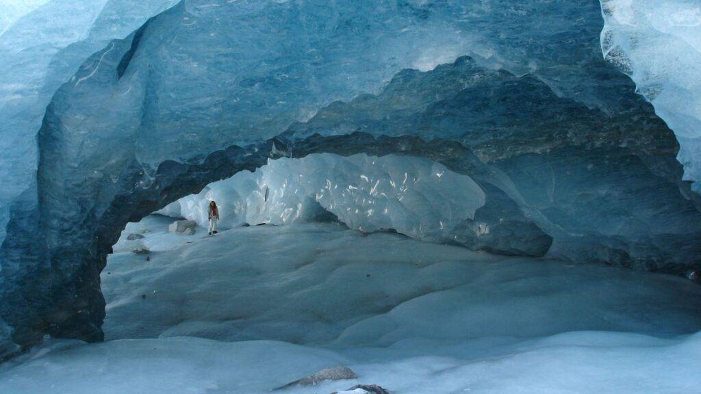 Eisriesenwelt v Rakúsku je najväčšou ľadovou jaskyňou na svete a pritahuje návštevníkov z celého sveta. Nachádza sa v pohorí Tennengebirge, neďaleko mesta Werfen, a jej dĺžka presahuje neuveriteľných 42 kilometrov. Jaskyňa je jedinečná svojimi impozantnými ľadovými formáciami, ktoré vytvárajú fascinujúce podzemné scenérie plné ľadových stalaktitov a stalagmitov.