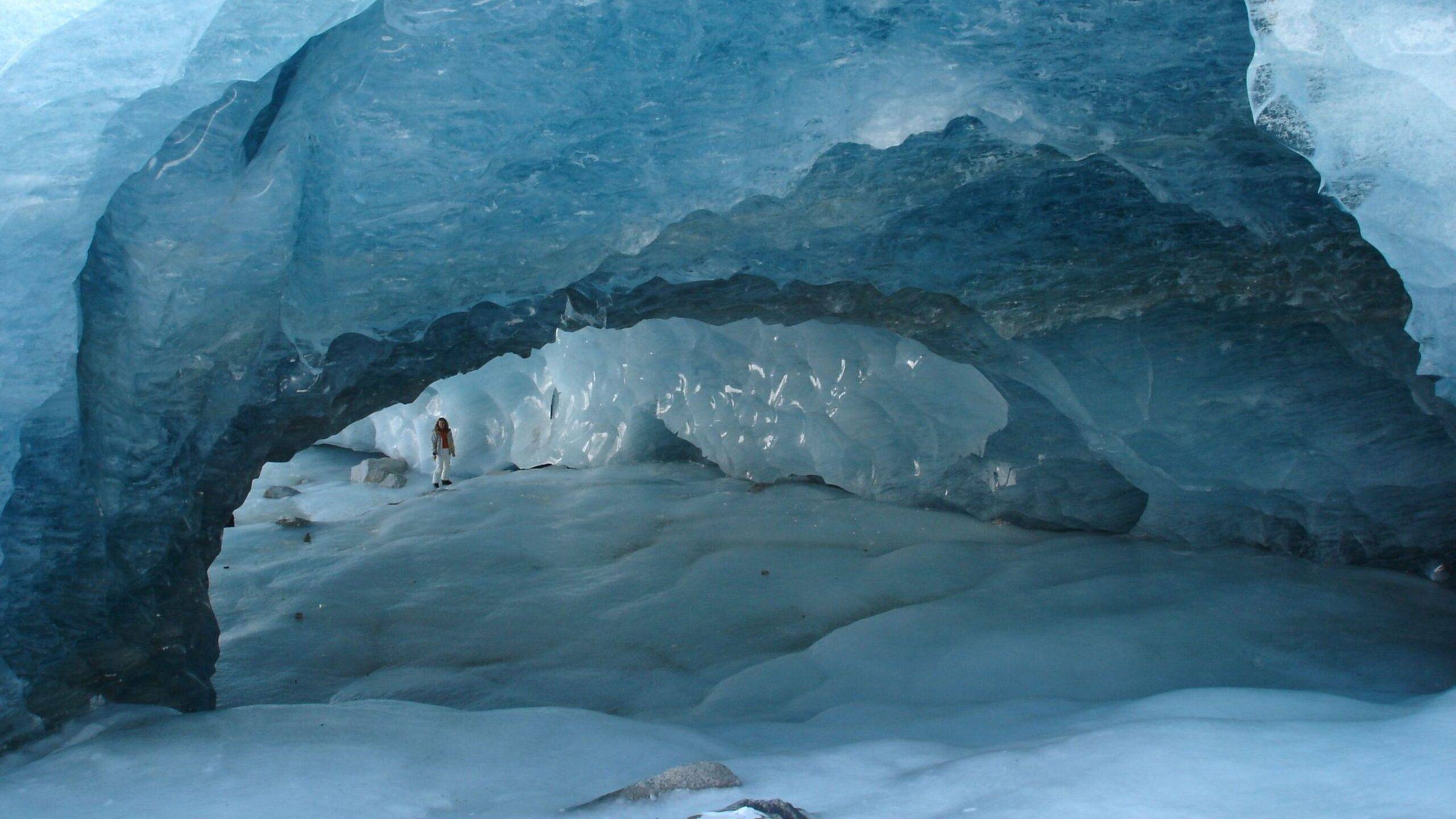 Eisriesenwelt v Rakúsku je najväčšou ľadovou jaskyňou na svete a pritahuje návštevníkov z celého sveta. Nachádza sa v pohorí Tennengebirge, neďaleko mesta Werfen, a jej dĺžka presahuje neuveriteľných 42 kilometrov. Jaskyňa je jedinečná svojimi impozantnými ľadovými formáciami, ktoré vytvárajú fascinujúce podzemné scenérie plné ľadových stalaktitov a stalagmitov.