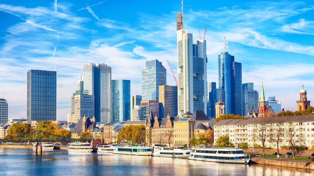 Frankfurt, považovaný za jedno z najdôležitejších hospodárskych centier Európy, zohráva kľúčovú úlohu v oblasti financií, bankovníctva a medzinárodného obchodu. Mesto je sídlom Európskej centrálnej banky, Nemeckej spolkovej banky a Frankfurtskej burzy, ktorá patrí medzi najväčšie burzy sveta. Vďaka strategickej polohe a výnimočnej infraštruktúre sa Frankfurt stal miestom rozhodovania pre mnohé medzinárodné korporácie a finančné inštitúcie.
