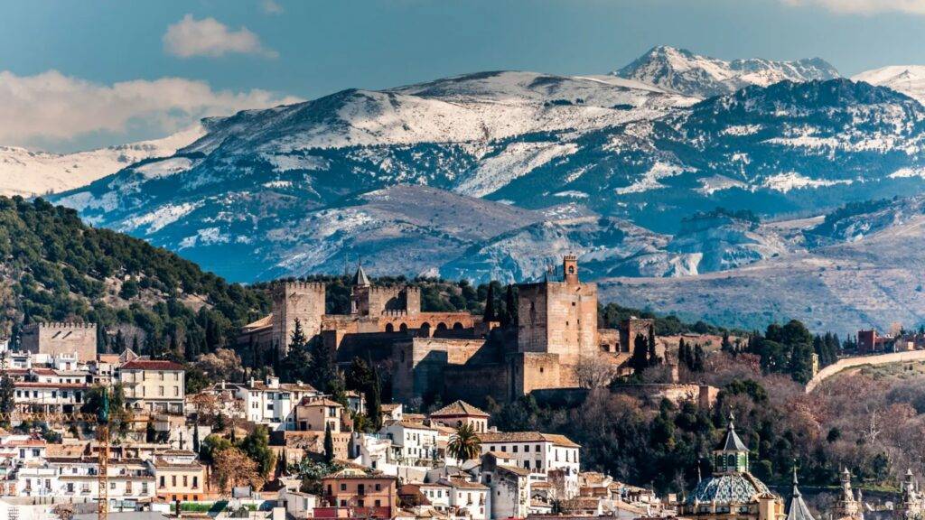 Granada sa rozprestiera na juhu Španielska pod zasneženými vrcholmi pohoria Sierra Nevada a predstavuje skutočný poklad andalúzskej histórie. Mesto bolo poslednou baštou moslimskej nadvlády na Pyrenejskom polostrove a jeho historické dedičstvo je prítomné na každom kroku. Úzke uličky štvrte Albaicín, bývalého arabského predmestia, dodnes dýchajú orientálnou atmosférou a ponúkajú neopakovateľné výhľady na dominantný symbol mesta – palácový komplex Alhambra.