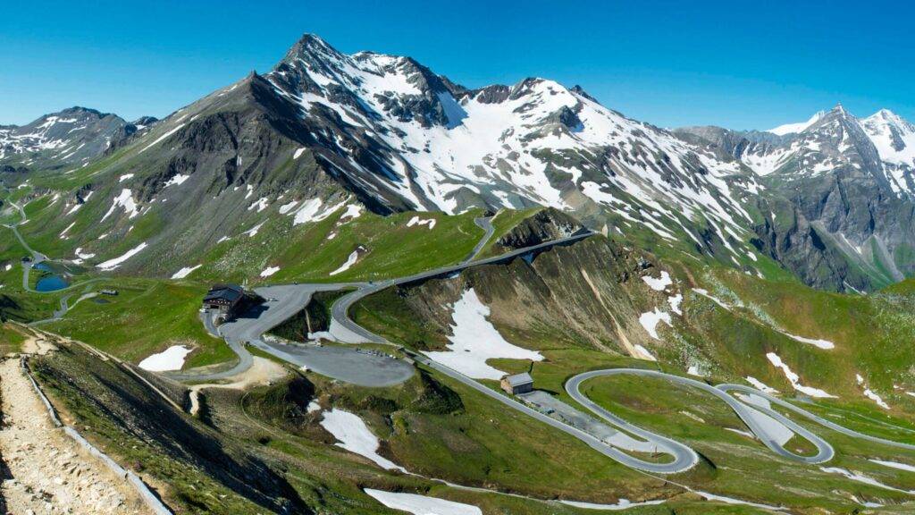 Grossglockner Hochalpenstrasse je jednou z najkrajších vysokohorských ciest v Európe. Nachádza sa v Rakúsku a vedie priamo do srdca Vysokých Taur, k úpätiu majestátneho Grossglockneru – najvyššieho vrchu krajiny. Na 48 kilometroch ponúka množstvo zákrut, dychberúcich výhľadov, tunelov a vyhliadok, ktoré lákajú tisíce návštevníkov ročne.