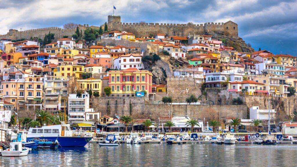 Kavala, ležiaca na severovýchodnom pobreží Grécka, patrí medzi najmalebnejšie prímorské mestá krajiny. Je vystavaná amfiteátrovo na svahoch hory Symvolo, čo jej dodáva jedinečný ráz s výhľadmi na Egejské more a neďaleký ostrov Thasos. Už pri príchode očarí návštevníka historická pevnosť na vrchole starého mesta, kamenné domčeky s úzkymi uličkami a prístav plný rybárskych lodí a jacht. Atmosféra v Kavale je pokojná, no zároveň živá, ideálna pre tých, ktorí hľadajú spojenie oddychu, kultúry a tradičného gréckeho ducha.