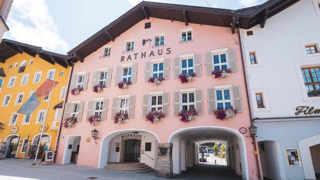 Kitzbühel, zasadený medzi majestátne vrcholy Álp v Tirolsku, patrí k najprestížnejším a najznámejším horským strediskám Rakúska. Svojou kombináciou historického centra s pastelovými domami, luxusných hotelov a špičkových služieb láka nielen milovníkov športu, ale aj svetovú smotánku. Mesto si napriek svojej exkluzivite zachovalo šarm tradičného alpského mestečka.