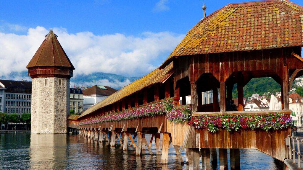 Luzern je malebné švajčiarske mesto ležiace na brehu jazera Vierwaldstättersee, ktoré je známe svojou historickou atmosférou a krásnou prírodou. Mesto ponúka návštevníkom úchvatné výhľady na Alpy a množstvo kultúrnych pamiatok, vrátane ikonického Kaplnkového mosta a starého mestského centra.