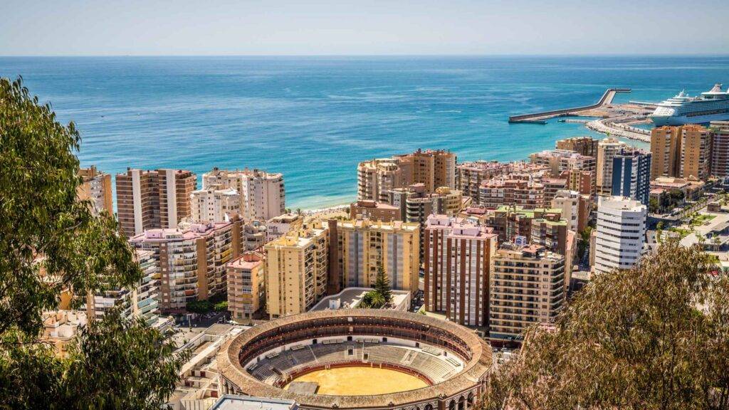 Malaga, ležiaca na pobreží Stredozemného mora v srdci Andalúzie, je synonymom pre slnko, more a oddych. S viac ako 300 slnečnými dňami ročne je obľúbenou destináciou pre turistov z celého sveta, ktorí sem prichádzajú užiť si nádherné pláže ako La Malagueta či Playa de la Caleta. Mesto si zároveň uchovalo svoj autentický andalúzsky charakter, ktorý sa prejavuje v uličkách historického centra plného tapas barov, pestrých trhov a priateľskej atmosféry.