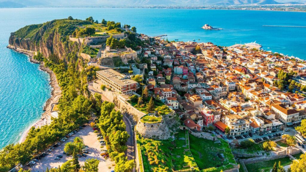 Nafplio je jedno z najkrajších prímorských miest v Grécku, ktoré si zachovalo svoj historický pôvab a jedinečnú atmosféru. Toto malebné mesto na severovýchodnom pobreží Peloponézu je známe svojimi úzkymi uličkami, farebnými domami a starobylými pevnosťami, ktoré rozprávajú príbehy o minulosti. Nafplio pôsobí ako ideálne miesto na oddych, objavovanie kultúry a vychutnávanie čarovného prostredia Stredozemného mora.