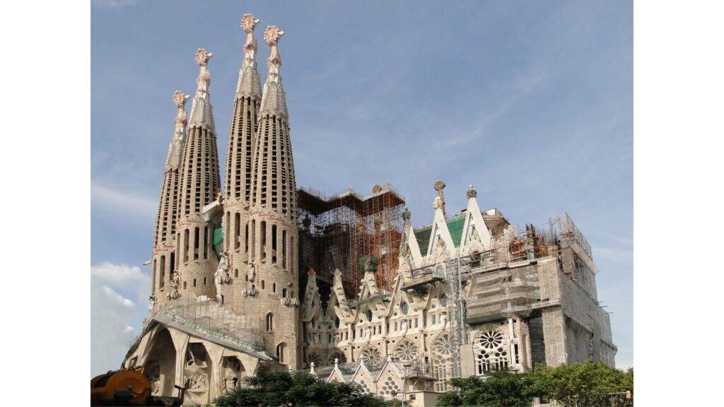 Barcelona očarí každého návštevníka svojou atmosférou medzi morom a horami, kde sa genius loci Gaudího prelína s modernou energiou mesta. Madrid, naopak, pulzuje kráľovskou eleganciou, svetoznámymi galériami ako Prado a živým nočným životom. Tieto dve mestá ukazujú kontrast medzi umeleckou voľnosťou Katalánska a majestátnou vážnosťou španielskeho hlavného mesta.