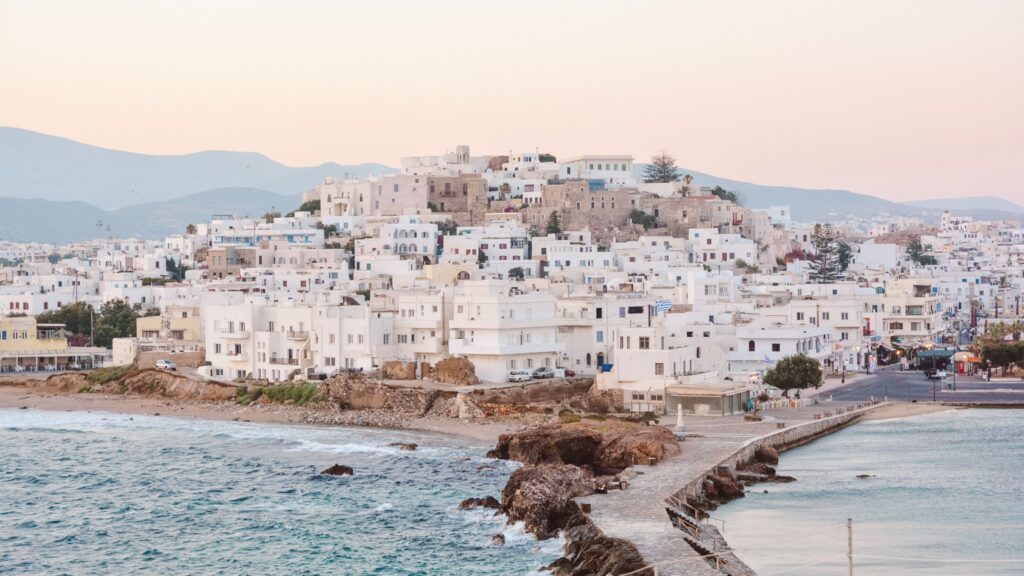 Naxos je najväčší ostrov Kykladského súostrovia a zároveň jeden z najzaujímavejších v Grécku, ktorý vyniká svojou rozmanitosťou a bohatou históriou. Na rozdiel od mnohých iných kykladských ostrovov je Naxos známy nielen krásnymi plážami, ale aj úrodnou krajinou, ktorá ponúka pestré možnosti pre turistov i milovníkov prírody. Jeho poloha v strede súostrovia z neho robí dôležitý bod na mape pre každého cestovateľa, ktorý chce spoznať autentické grécke ostrovy.
