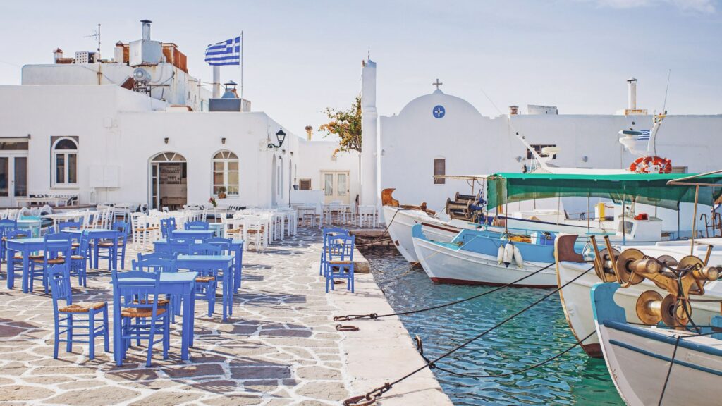 Paros je jeden z najkrajších a najnavštevovanejších ostrovov Kykladského súostrovia v Egejskom mori, ktorý je známy svojou typickou bielou architektúrou, úzkymi uličkami a malebnými dedinkami. Ostrov ponúka ideálnu kombináciu pokojnej atmosféry s bohatou históriou a kultúrou, ktorá siaha až do staroveku. Turisti sem prichádzajú nielen kvôli krásnym plážam a čistému moru, ale aj kvôli tradičným festivalom, remeslám a vynikajúcej gréckej kuchyni.