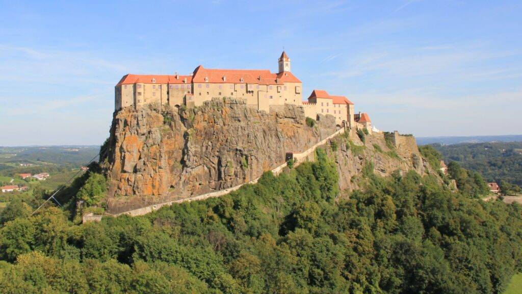 Riegersburg je impozantný hrad v Rakúsku, ktorý dominuje okolitej krajine a je známy svojou bohatou históriou plnou rytierov, čarodejníc a fascinujúcich legiend. Tento stredoveký hrad bol pevnosťou proti tureckým nájazdom a zároveň miestom, kde sa odohrávali dramatické príbehy spojené s bojmi a obranou.