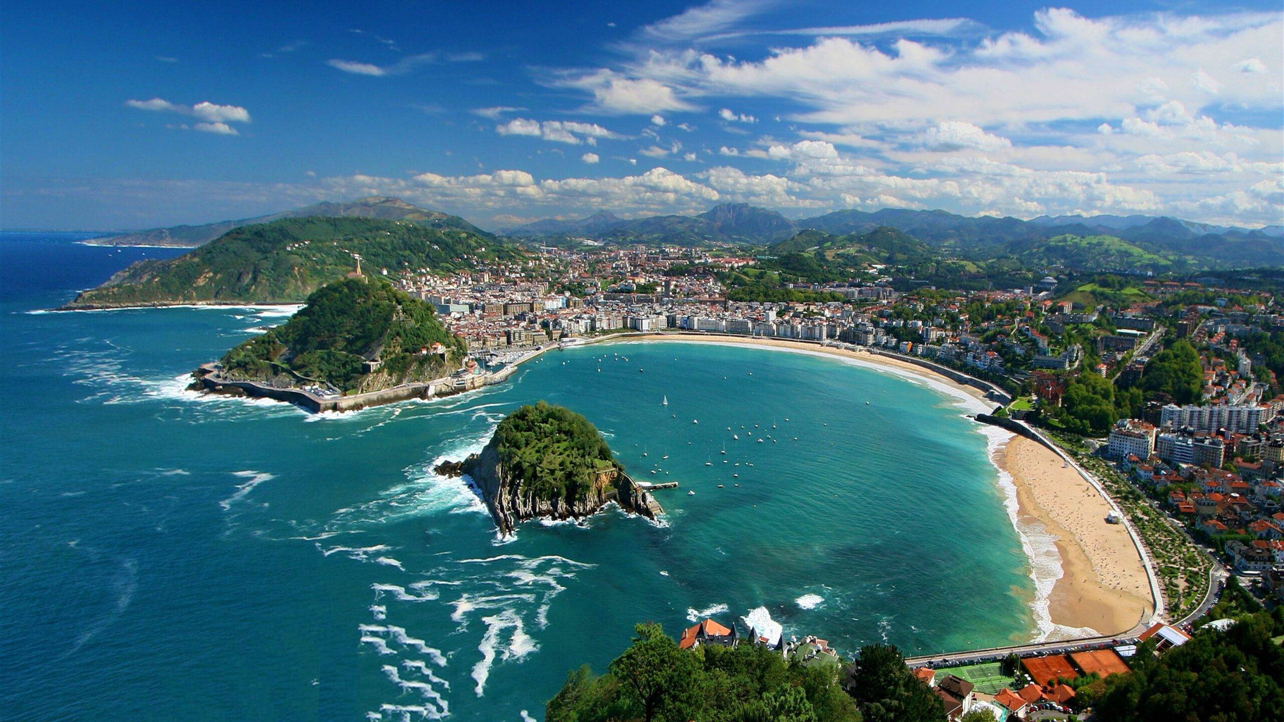San Sebastián, známe aj ako Donostia, sa nachádza na severnom pobreží Španielska v regióne Baskicko a je preslávené svojou krásnou zátokou La Concha. Mesto si zachovalo jedinečné historické centrum s úzkymi uličkami, starými kostolmi a elegantnými námestiami, ktoré dýchajú atmosférou starého prímorského mesta. Okrem toho ponúka nádherné pláže a príjemné prostredie ideálne na relaxáciu a prechádzky popri mori.
