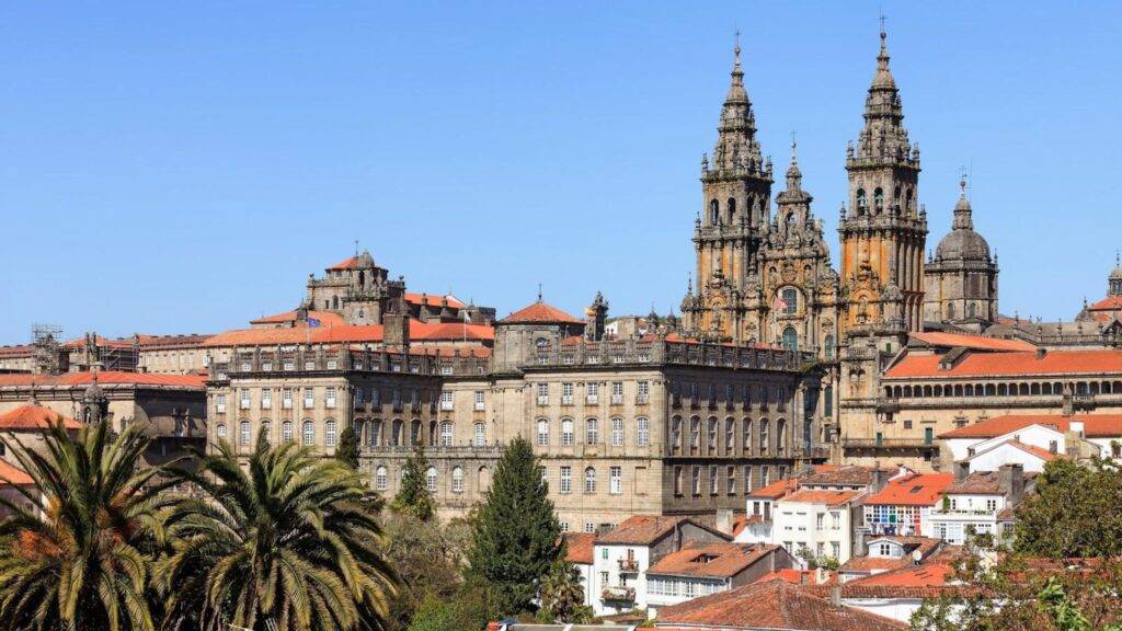 Santiago de Compostela je hlavným mestom autonómnej oblasti Galícia a zároveň jedným z najvýznamnejších pútnických miest v Európe. Každoročne sem prichádzajú tisíce pútnikov, aby navštívili Katedrálu svätého Jakuba, kde podľa tradície spočívajú ostatky apoštola Jakuba. Toto miesto je nielen duchovným centrom, ale aj symbolom viery, ktorá spája ľudí z rôznych krajín a kultúr.