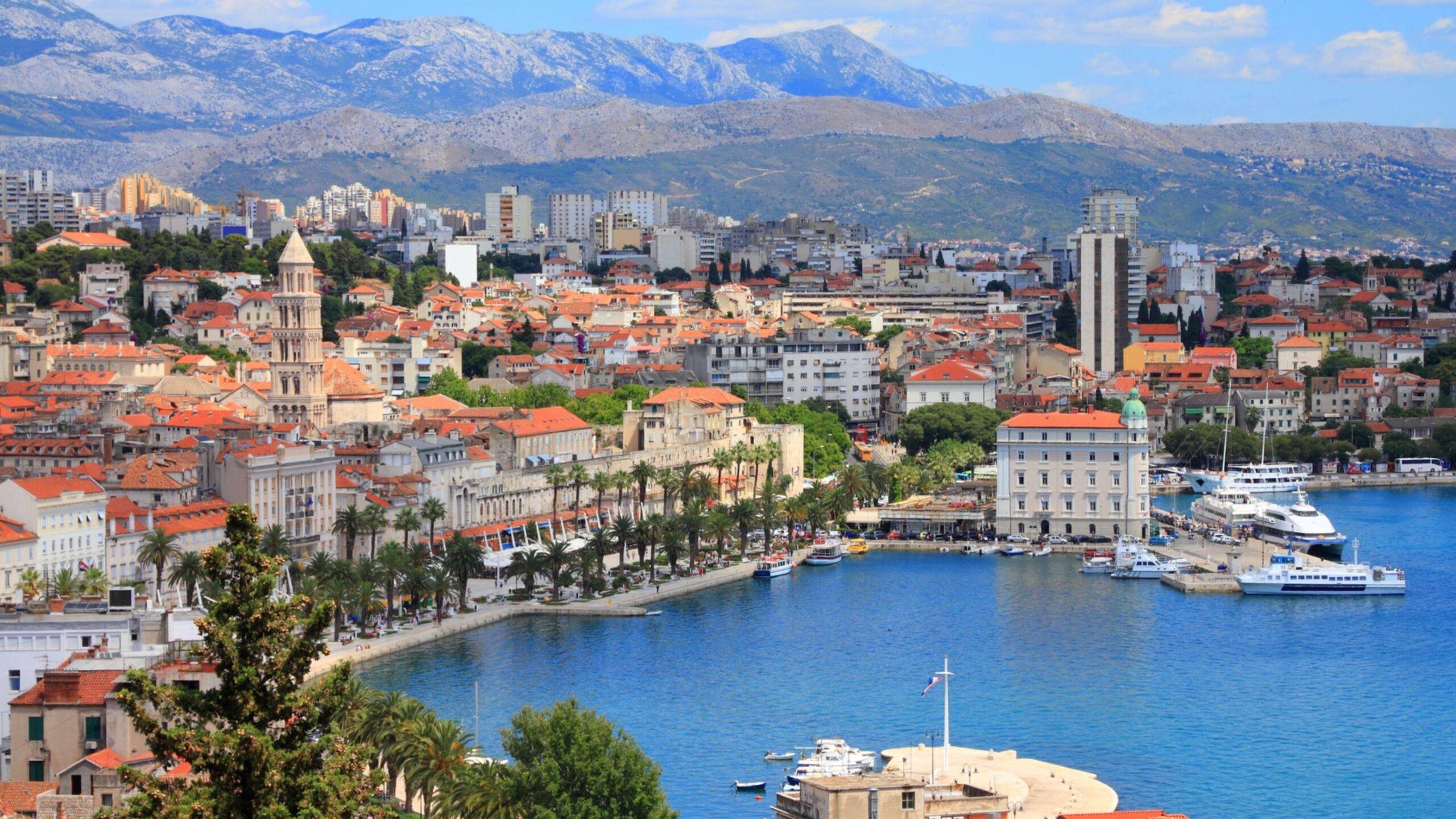 Split je jedným z najstarších a zároveň najživších miest Chorvátska, kde sa stretáva bohatá história s modernou kultúrou. Jeho srdcom je impozantný Diokleciánov palác, rímska pamiatka zapísaná v zozname UNESCO, ktorá tvorí unikátnu časť mestského centra a láka turistov z celého sveta.