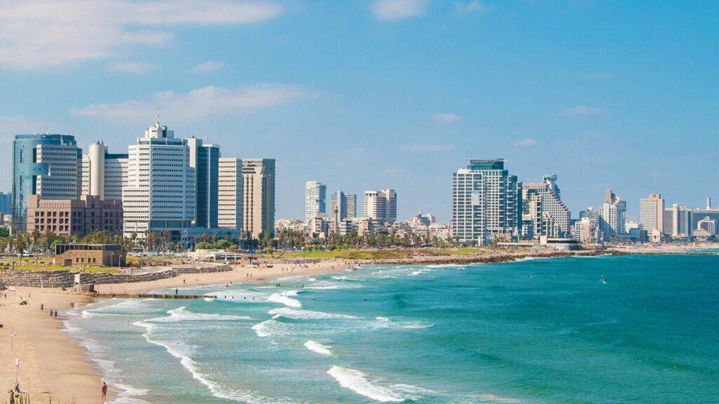 Tel Aviv, pulzujúce srdce Izraela, je mestom, ktoré v sebe spája moderný duch, kreativitu a energiu s bohatou históriou a kultúrnou rozmanitosťou. Ležiac na pobreží Stredozemného mora, Tel Aviv je známy svojou dynamickou atmosférou, vysokými mrakodrapmi, inovatívnymi technologickými centrami a zároveň nádhernými plážami, ktoré lákajú miestnych aj turistov. Mesto, ktoré bolo založené v roku 1909 ako predmestie starobylého prístavného mesta Jaffa, dnes predstavuje jednu z najprogresívnejších metropol Stredného východu, kde sa tradícia stretáva s budúcnosťou.