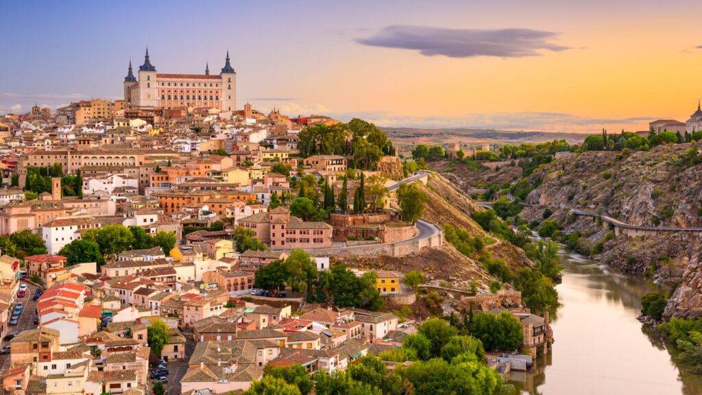 Toledo, bývalé hlavné mesto Španielska, je jedným z najvýznamnejších historických miest krajiny. Jeho úzke uličky a kamenné budovy rozprávajú príbeh o spolužití kresťanov, moslimov a židov, ktorí tu žili bok po boku počas stredoveku. Toto jedinečné kultúrne dedičstvo z neho robí symbol tolerancie a náboženskej rozmanitosti, ktorú možno vnímať na každom kroku – od synagóg a mešít až po monumentálne kresťanské chrámy.