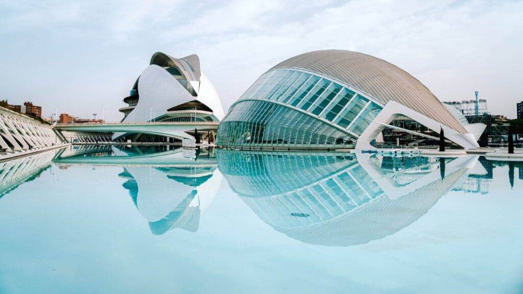 Valencia, tretie najväčšie mesto Španielska, spája modernú architektúru s históriou a stredomorskou atmosférou. Na brehu rieky Turia vyrástol futuristický komplex Mesto umení a vied (Ciudad de las Artes y las Ciencias), ktorý je symbolom inovatívneho ducha mesta. Popri tom si však Valencia zachováva svoje tradičné čaro – v historickom centre nájdeme gotickú katedrálu, živé trhovisko Mercado Central a romantické uličky plné kaviarní a obchodíkov.