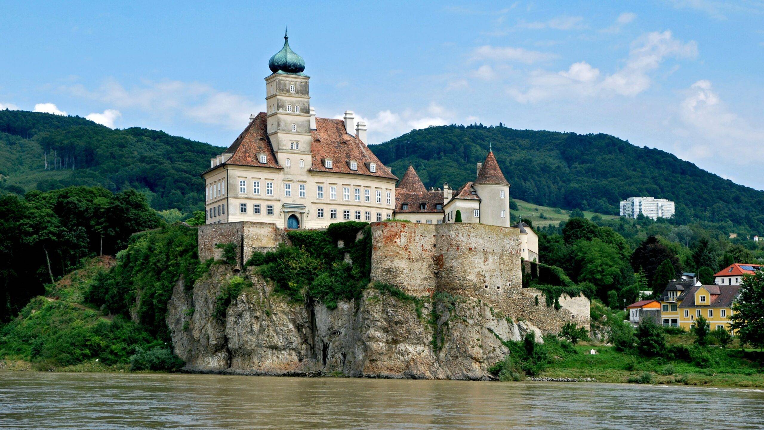 Wachau je malebný región v Dolnom Rakúsku, ktorý sa rozprestiera pozdĺž rieky Dunaj medzi mestami Melk a Krems. Tento úsek je známy svojou romantickou krajinou, vinicami na strmých svahoch, historickými hradmi a kláštormi. Vďaka svojej výnimočnej prírodnej a kultúrnej hodnote bol Wachau zapísaný do zoznamu svetového dedičstva UNESCO, čo z neho robí jeden z najcennejších regiónov Rakúska.