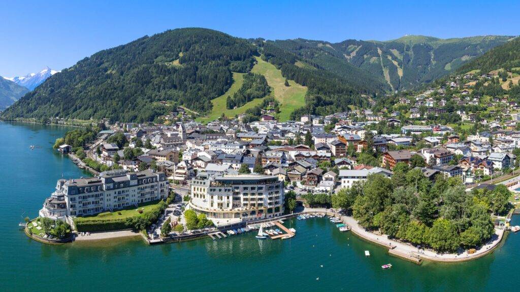 Zell am See je jedno z najkrajších alpských miest Rakúska, ktoré sa nachádza pri brehu jazera Zeller See a pod majestátnym masívom Schmittenhöhe. Toto stredisko ponúka dokonalú kombináciu hôr a vody, čo z neho robí ideálnu destináciu počas celého roka. V lete láka turistov možnosťami turistiky, cyklistiky a plávania, zatiaľ čo v zime sa mení na vyhľadávané lyžiarske centrum so stovkami kilometrov zjazdoviek.