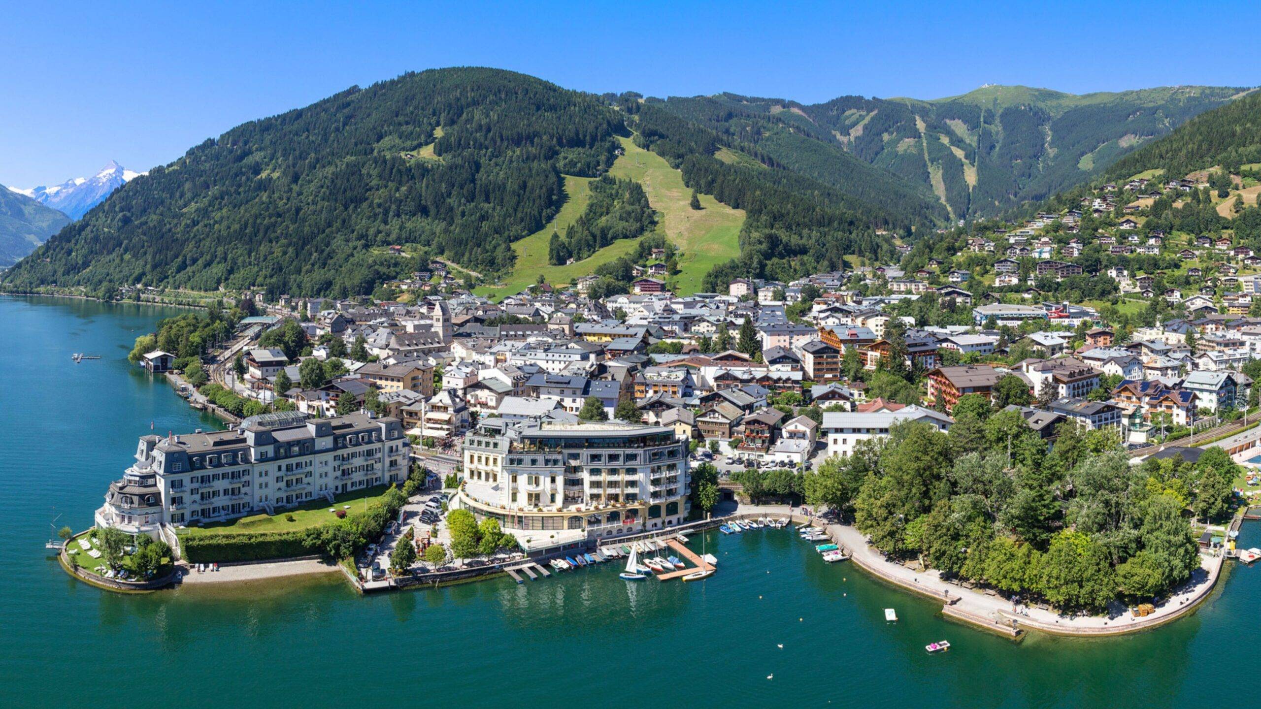 Zell am See je jedno z najkrajších alpských miest Rakúska, ktoré sa nachádza pri brehu jazera Zeller See a pod majestátnym masívom Schmittenhöhe. Toto stredisko ponúka dokonalú kombináciu hôr a vody, čo z neho robí ideálnu destináciu počas celého roka. V lete láka turistov možnosťami turistiky, cyklistiky a plávania, zatiaľ čo v zime sa mení na vyhľadávané lyžiarske centrum so stovkami kilometrov zjazdoviek.