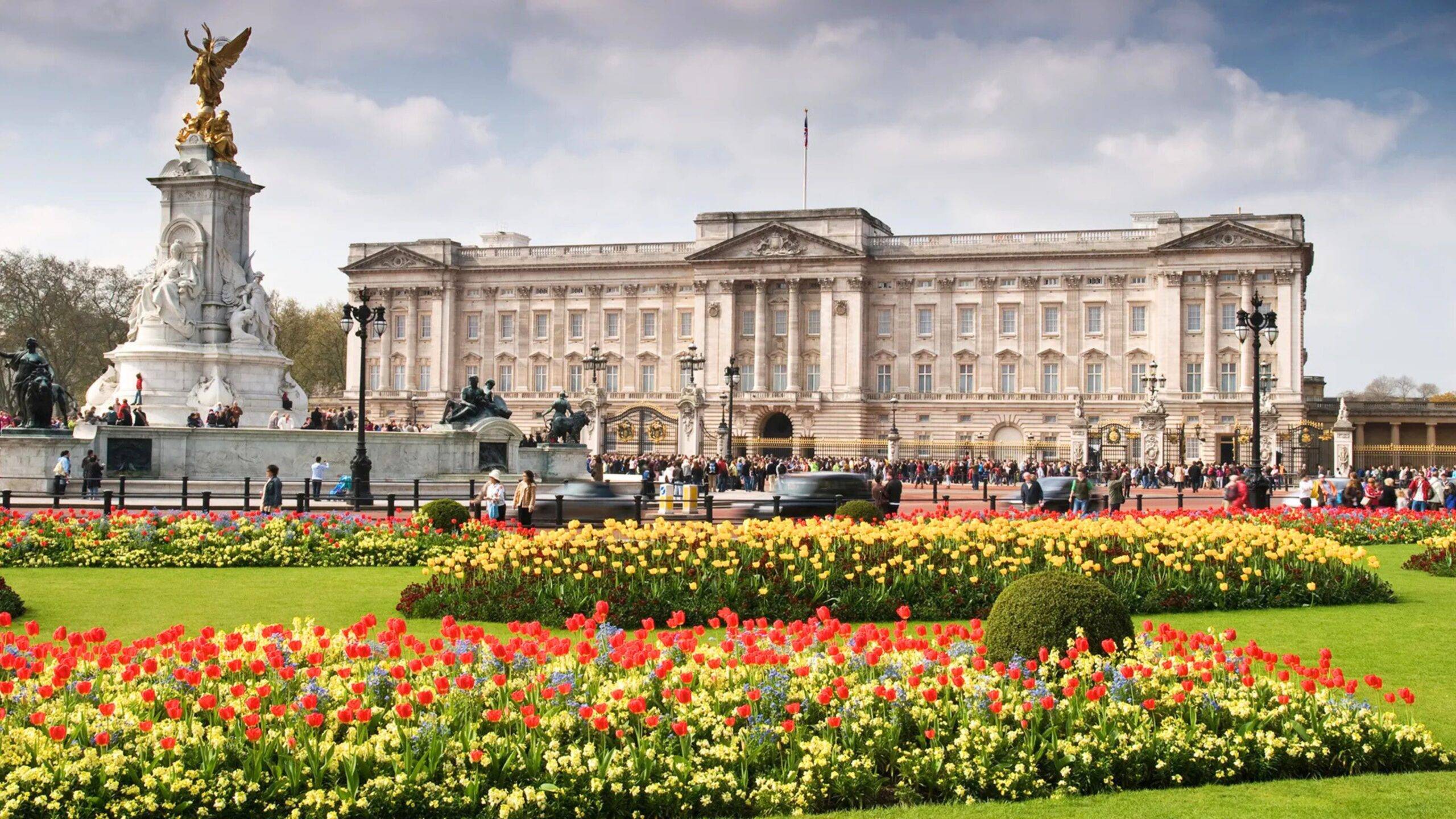 Buckinghamský palác je oficiálne sídlo britského panovníka a jedno z najznámejších miest v Londýne. Nachádza sa v srdci britskej metropoly a už od roku 1837 slúži ako kráľovská rezidencia. Okrem toho, že je centrom štátnych a ceremoniálnych udalostí, je tiež miestom každodennej práce monarchie, kde sa uskutočňujú audiencie, diplomatické stretnutia a prijímania veľvyslancov.